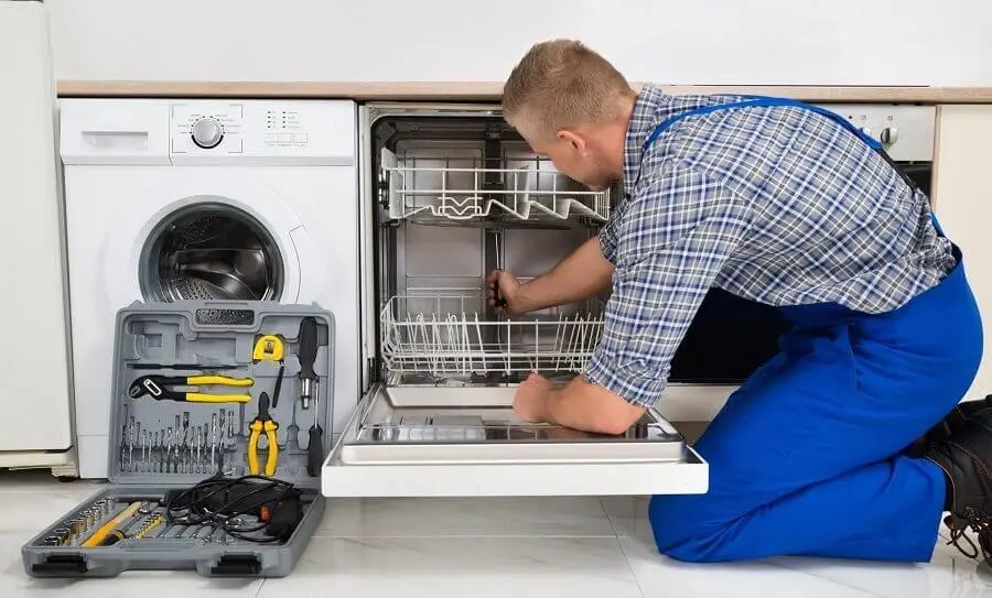 Kaynarca Viessmann servisi teknisyen ekibi beyaz eşya tamiri yaparken
